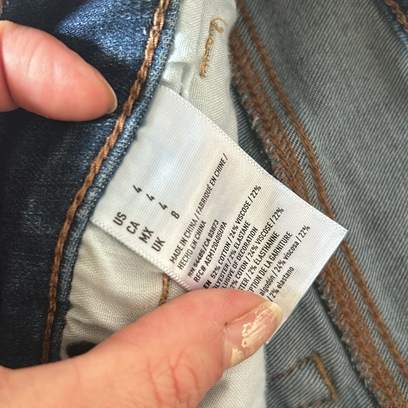 Super cute stretch distressed American Eagle denim shorts size 4 - Picture 3 of 8